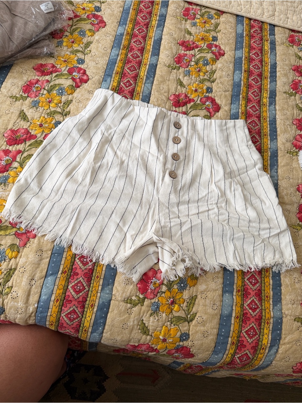 Promesa Linen Blend Buttoned Front Frayed Hemline Shorts. Size S